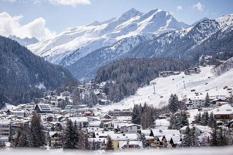 St. Anton am Arlberg im Winter mit Blick ins Tal