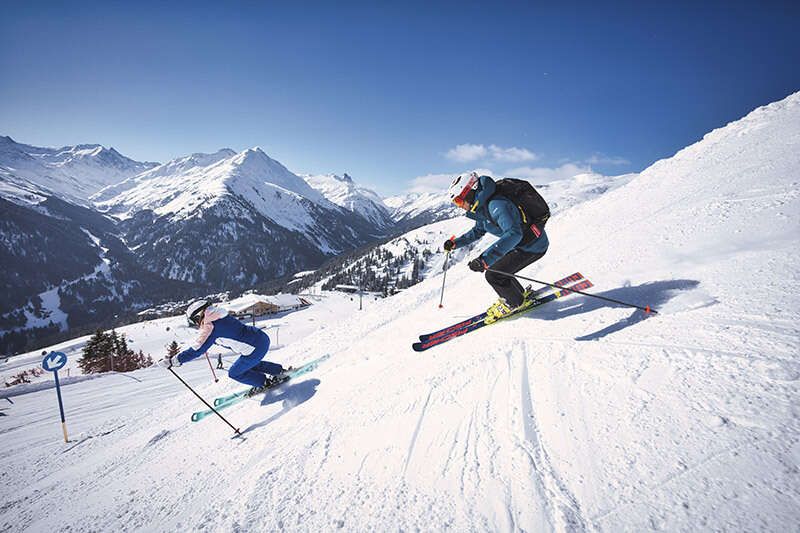 Skifahrer auf der Piste in St Anton am Arlberg