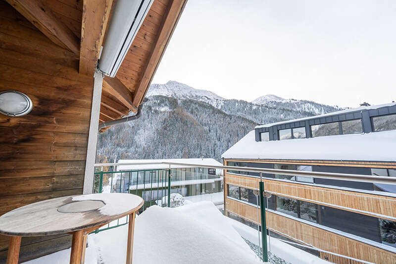 Balkon im Winter mit Ausblick auf St Anton am Arlberg