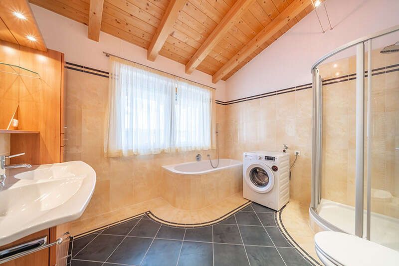 Badezimmer mit Wanne, Dusche, Doppelwaschbecken und Wc im Apart Arlberg